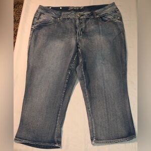 Jean capris Seven7 Women's fade Wash Boyfriend style with Embroidered Pockets